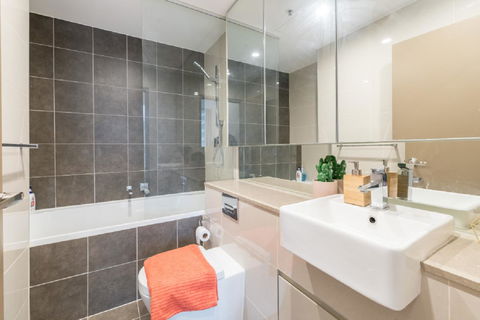 Sydney CBD Modern 2 Bedroom Apartment + Free Car Parking - Accommodation in Bendigo 17