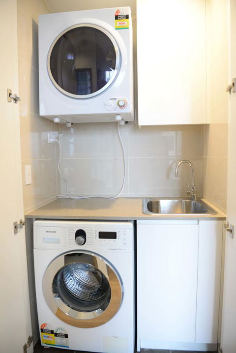 Sydney CBD Modern 2 Bedroom Apartment + Free Car Parking - Accommodation in Bendigo 26