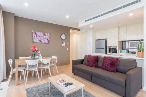 Sydney CBD Modern 2 Bedroom Apartment + Free Car Parking - Accommodation in Bendigo 3
