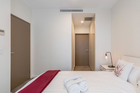 Sydney CBD Modern 2 Bedroom Apartment + Free Car Parking - Accommodation in Bendigo 9