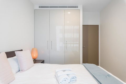 Sydney CBD Modern 2 Bedroom Apartment + Free Car Parking - Accommodation in Bendigo 12
