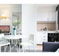 Bright modern studio steps from the action - Accommodation in Bendigo