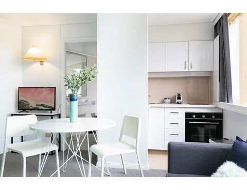 Bright, Modern Studio Steps From The Action - Accommodation in Bendigo 0