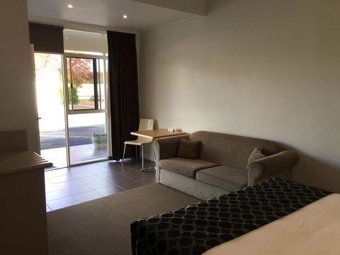 Burkes Hotel Motel - Accommodation in Bendigo 2