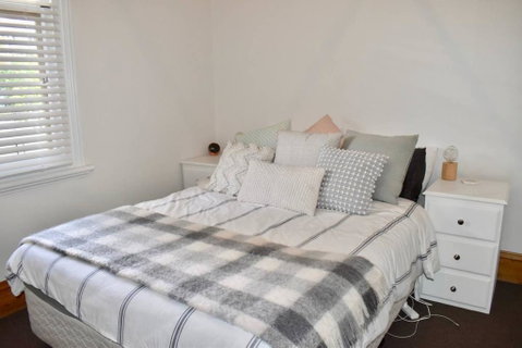Charming Terrace House On Tree Lined Street - Accommodation in Bendigo 2