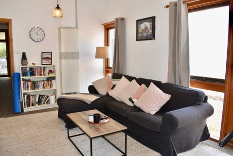 Charming Terrace House On Tree Lined Street - Accommodation in Bendigo 0