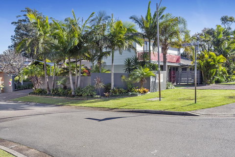 COCONUTS - Accommodation in Bendigo 0