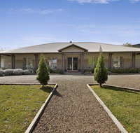 Collins Retreat - 4 Bedroom home with Pool - Accommodation in Bendigo
