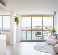 Coogee Beach Designer Penthouse with Parking - Accommodation in Bendigo