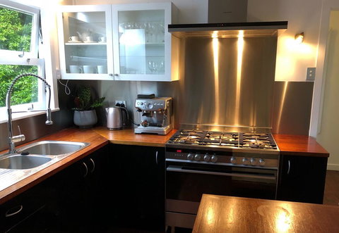 Cool Green Queenslander - Noosaville - Accommodation in Bendigo 2