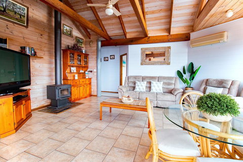 Coota Views - Accommodation in Bendigo 1