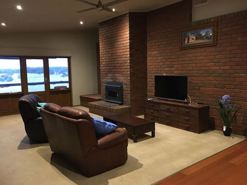 Country Farm House Close To Ballarat - Accommodation in Bendigo 3