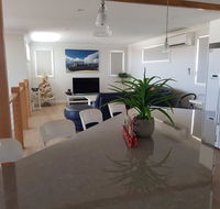 Cozzys Condo Luxury Beach House - Accommodation in Bendigo