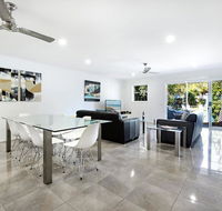Diamond Beach 3 Bedroom Poolside Apartment - Accommodation in Bendigo