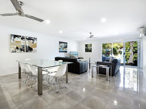 Diamond Beach 3 Bedroom Poolside Apartment - Accommodation in Bendigo 0