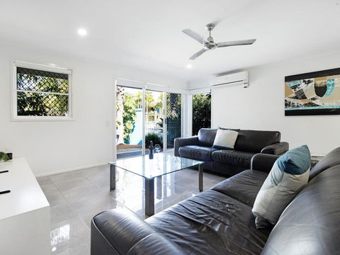 Diamond Beach 3 Bedroom Poolside Apartment - Accommodation in Bendigo 3