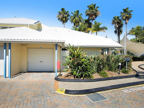 Diamond Beach 3 Bedroom Poolside Apartment - Accommodation in Bendigo 2