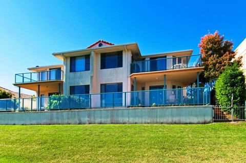 Dolphins 2 7 Commodore Crescent - Accommodation in Bendigo 0