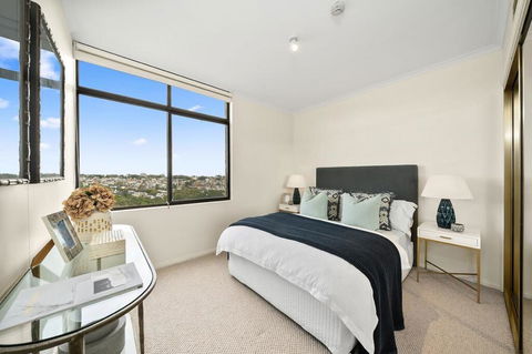 East Mirvac Building With Convenient Living - Accommodation in Bendigo 0