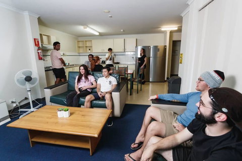 Erica Underwood House 6 Bedroom Flat - Accommodation in Bendigo 2