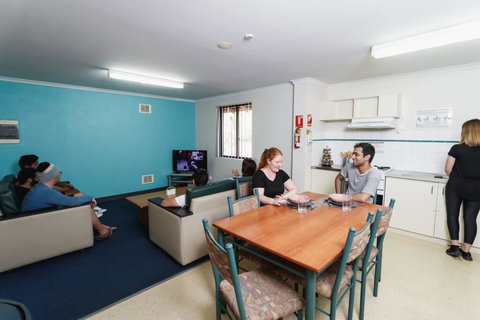 Erica Underwood House 6 Bedroom Flat - Accommodation in Bendigo 3