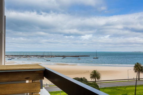 Exquisite 2 Bed Apartment With Beach & City Views - Accommodation in Bendigo 1
