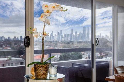Exquisite 2 Bed Apartment With Beach & City Views - Accommodation in Bendigo 2