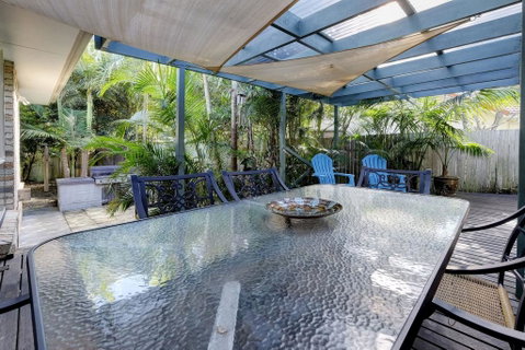 FRANGIPANI BEACH HOUSE - PET FRIENDLY 22 Belbourie Cres Boomerang Beach - Accommodation in Bendigo 2