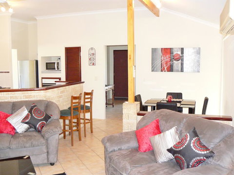 Geraldton Luxury Retreat 2 - Accommodation in Bendigo 1