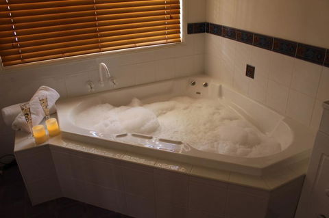 Granite Gardens Cottages & Lake Retreat - Accommodation in Bendigo 2