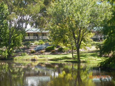 Granite Gardens Cottages & Lake Retreat - Accommodation in Bendigo 0