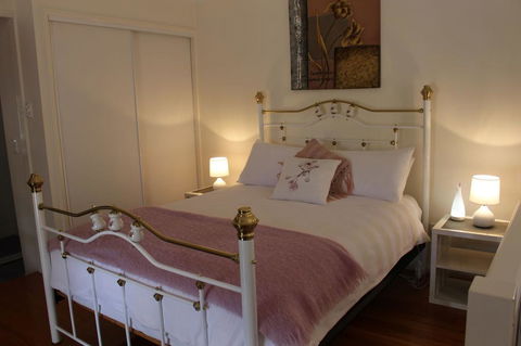 Granite Gardens Cottages & Lake Retreat - Accommodation in Bendigo 1