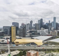 Gravity defyingLight filled apartmentBay to city viewsRooftop deckHot tubNetflix - Accommodation in Bendigo