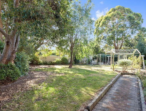 GUMS & ROSES - Family Home In The Heart Of Town. - Accommodation in Bendigo 2