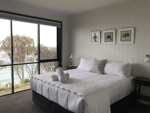 Hamptons On The Bay - Accommodation in Bendigo 1