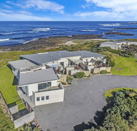 HEARN'S BEACHSIDE VILLA 4 - Accommodation in Bendigo