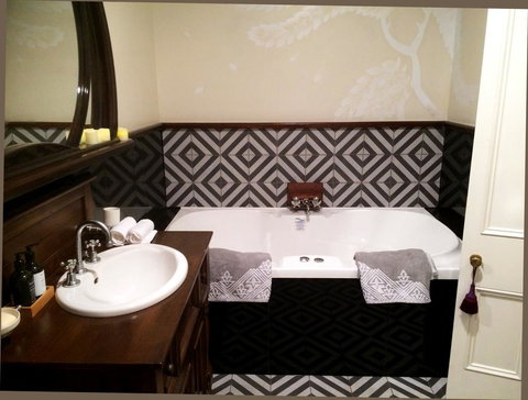 Henrietta's Country House - Accommodation in Bendigo 0