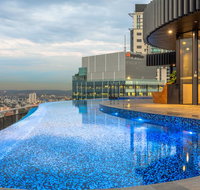 High Life Central with Pool and Car Park - Accommodation in Bendigo