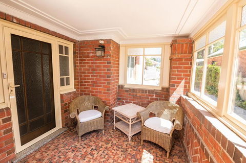 Hillside Cottage  Comfy, Spacious, Walk To CBD & Stannies - Accommodation in Bendigo 2
