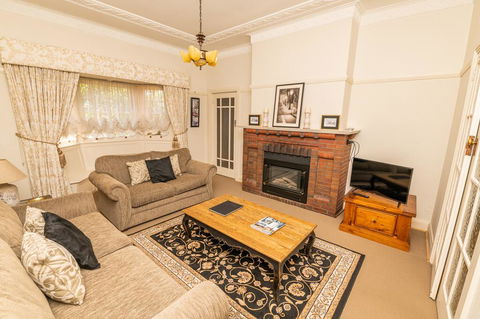 Hillside Cottage  Comfy, Spacious, Walk To CBD & Stannies - Accommodation in Bendigo 1