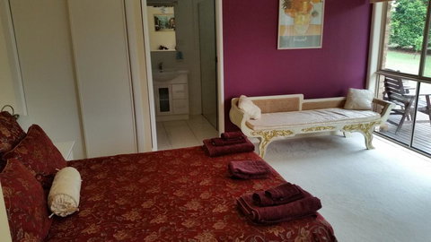 Hilltop Hideaway - Accommodation in Bendigo 3