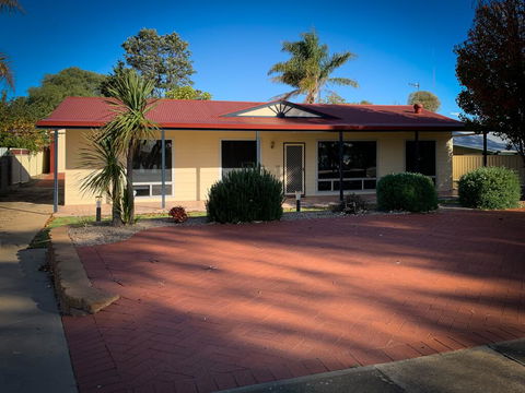 Hooterville - Accommodation in Bendigo 0