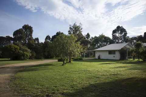 Karinya Cottage - Pet Friendly Country Retreat - Accommodation in Bendigo 2