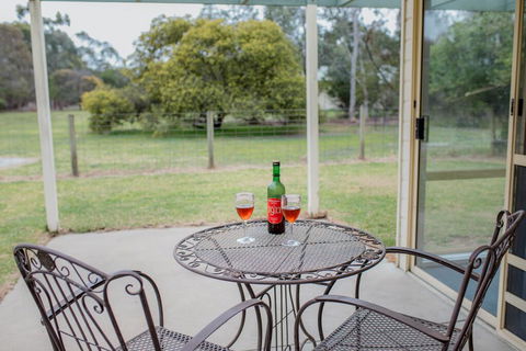 Karinya Cottage - Pet Friendly Country Retreat - Accommodation in Bendigo 0