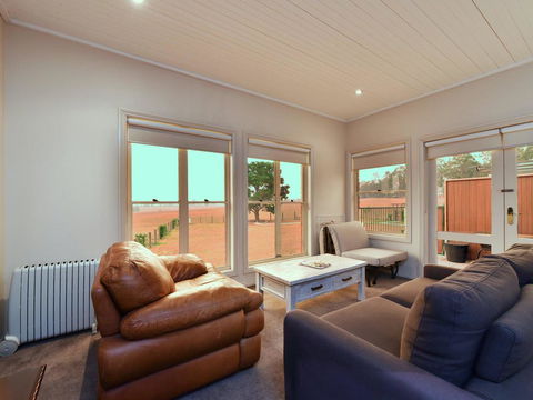 King I - You Can Honestly Walk To Bimbadgen And Hope Estate Concerts - Accommodation in Bendigo 1