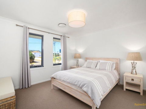 Lakeside Luxury - 13 Lake Street - Accommodation in Bendigo 3