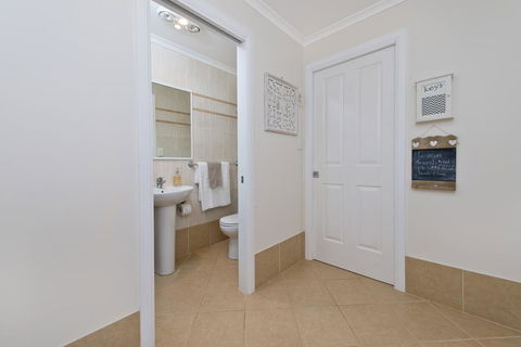 Laze Dayz At Lighthouse - Studio With Shared Pool - Accommodation in Bendigo 3