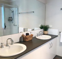 Luxury 4BR Home with KING Bed Lakes Entrance - Accommodation in Bendigo