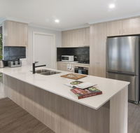 Luxury renovated home-5BR-meters from the beach - Accommodation in Bendigo