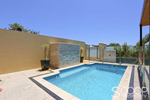 LUXURY VILLA W POOL & SPAS - Accommodation in Bendigo 2